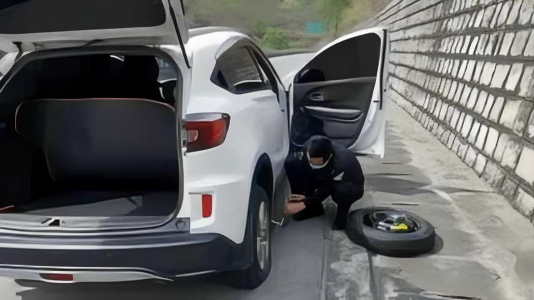 在 附近汽修廠(chǎng)進(jìn)行汽車(chē)救援時(shí)，換下的這幾個(gè)零件